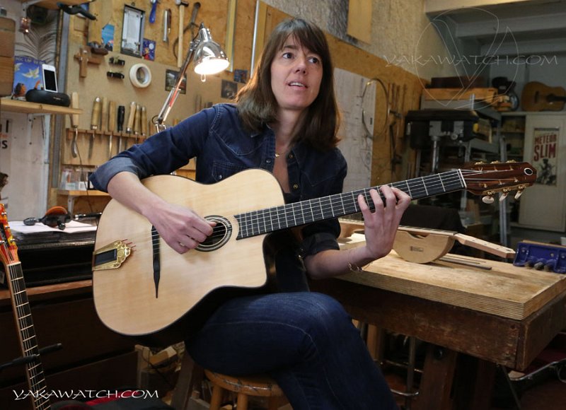 Christelle Caillot dans son atelier de luthier